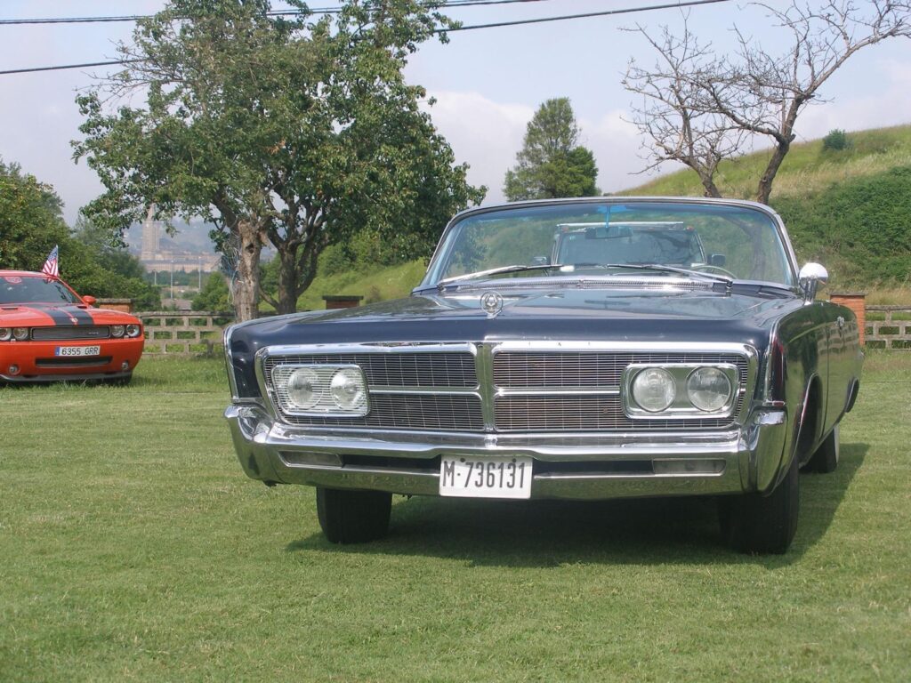 Alquiler de chrysler imperial para bodas, rodajos o eventos. Alquila un coche clasico.