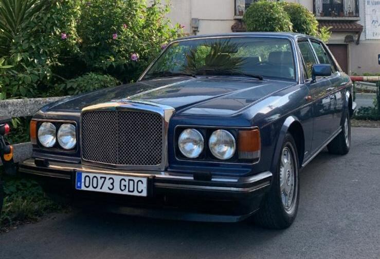 Alquiler de Bentley Eight 1989 clásico en color azul para bodas, rodajes, y eventos exclusivos.