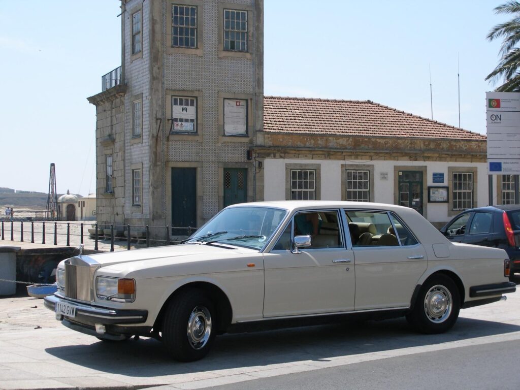 Rolls Royce Crema Silver Spirit de la colección de alquiler de coches clásicos para eventos.