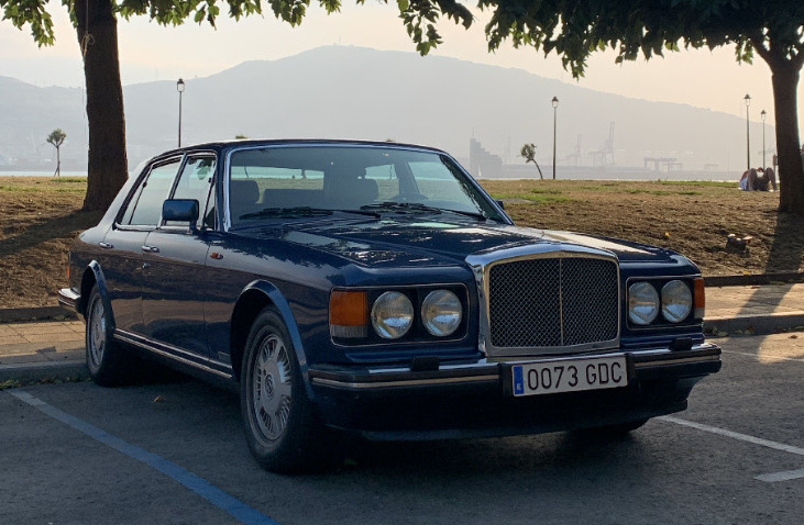 Contacto para Alquiler de Bentley Eight 1989 clásico en color azul para bodas, rodajes, y eventos exclusivos.