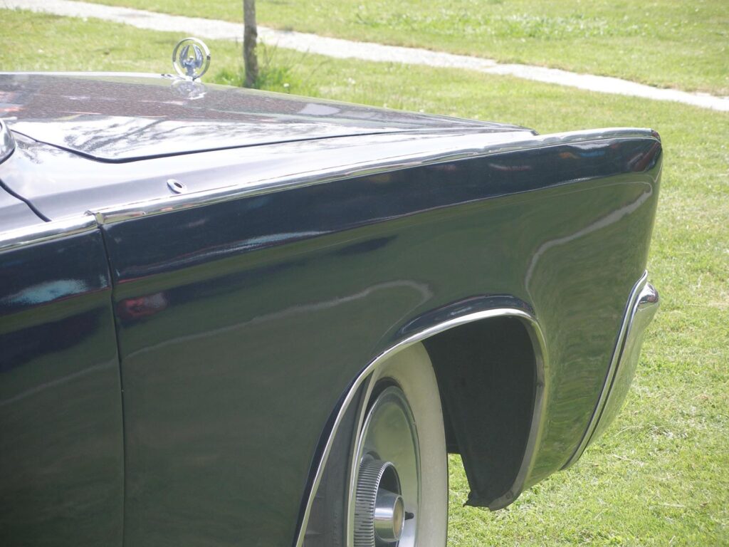 Alquiler de chrysler imperial para bodas, rodajos o eventos. Alquila un coche clasico.
