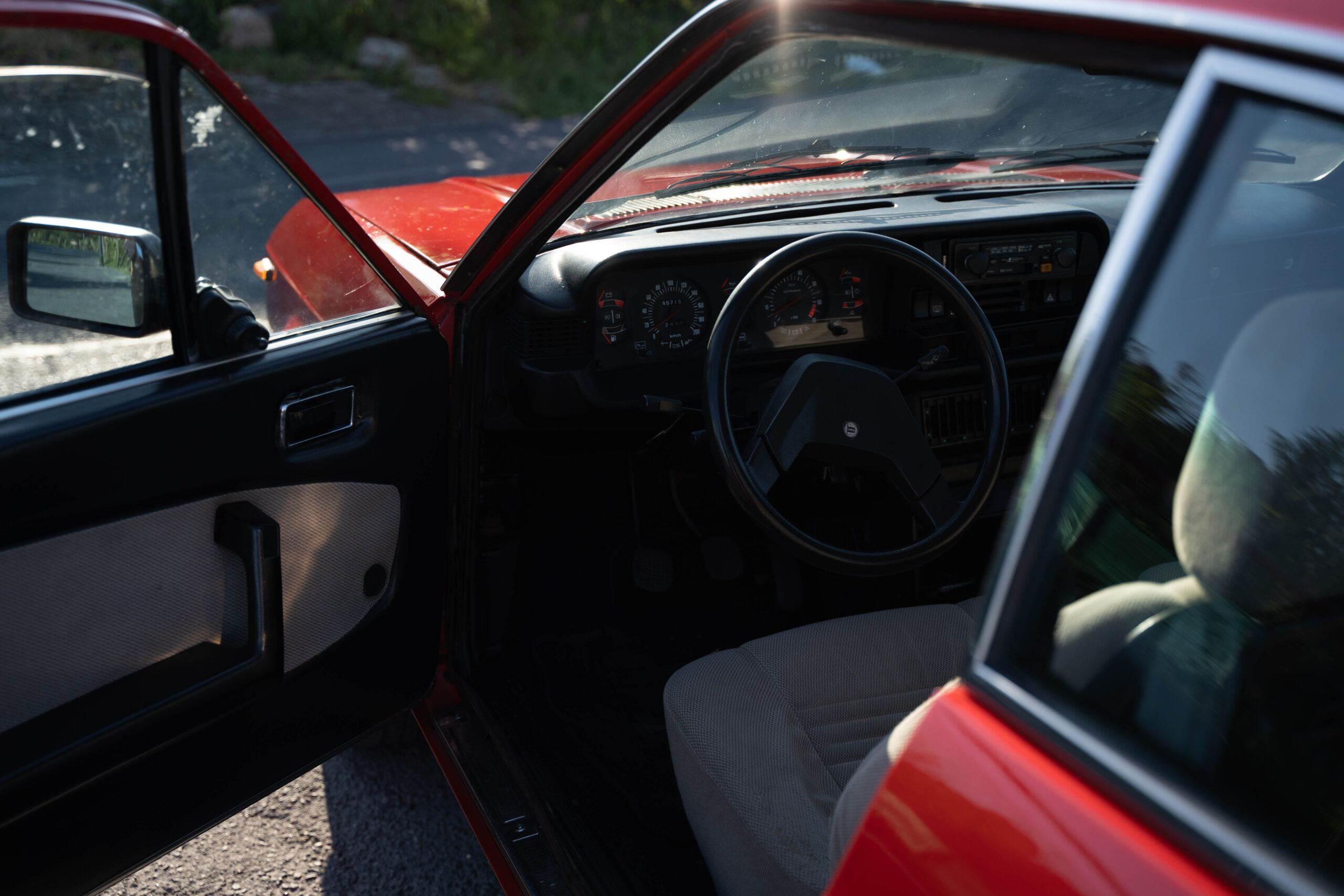 Alquilar lancia beta rojo coche clásico para eventos, rodajes, producciones audiovisuales.