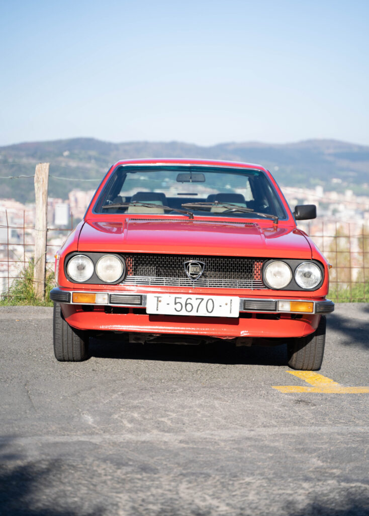 Contacto para Alquilar lancia beta rojo coche clásico para eventos, rodajes, producciones audiovisuales.