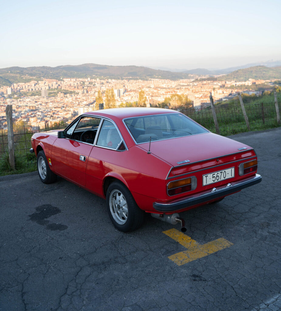 Alquilar lancia beta rojo coche clásico para eventos, rodajes, producciones audiovisuales.