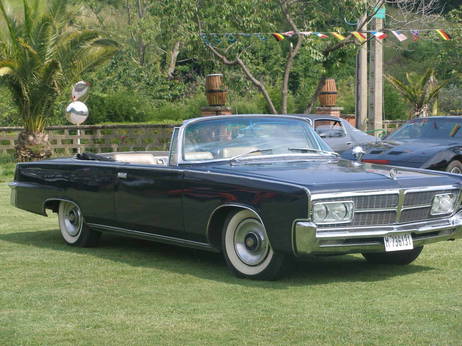 Chrysler Imperial Azul de la colección de alquiler de coches clásicos para eventos.