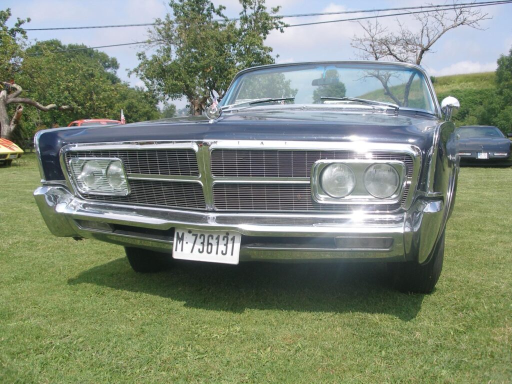 Alquiler de chrysler imperial para bodas, rodajos o eventos. Alquila un coche clasico.